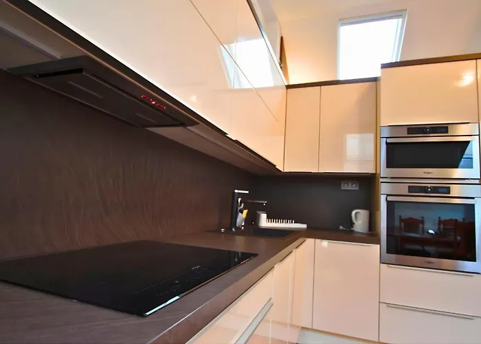 Historic Attic Old Town 아파트